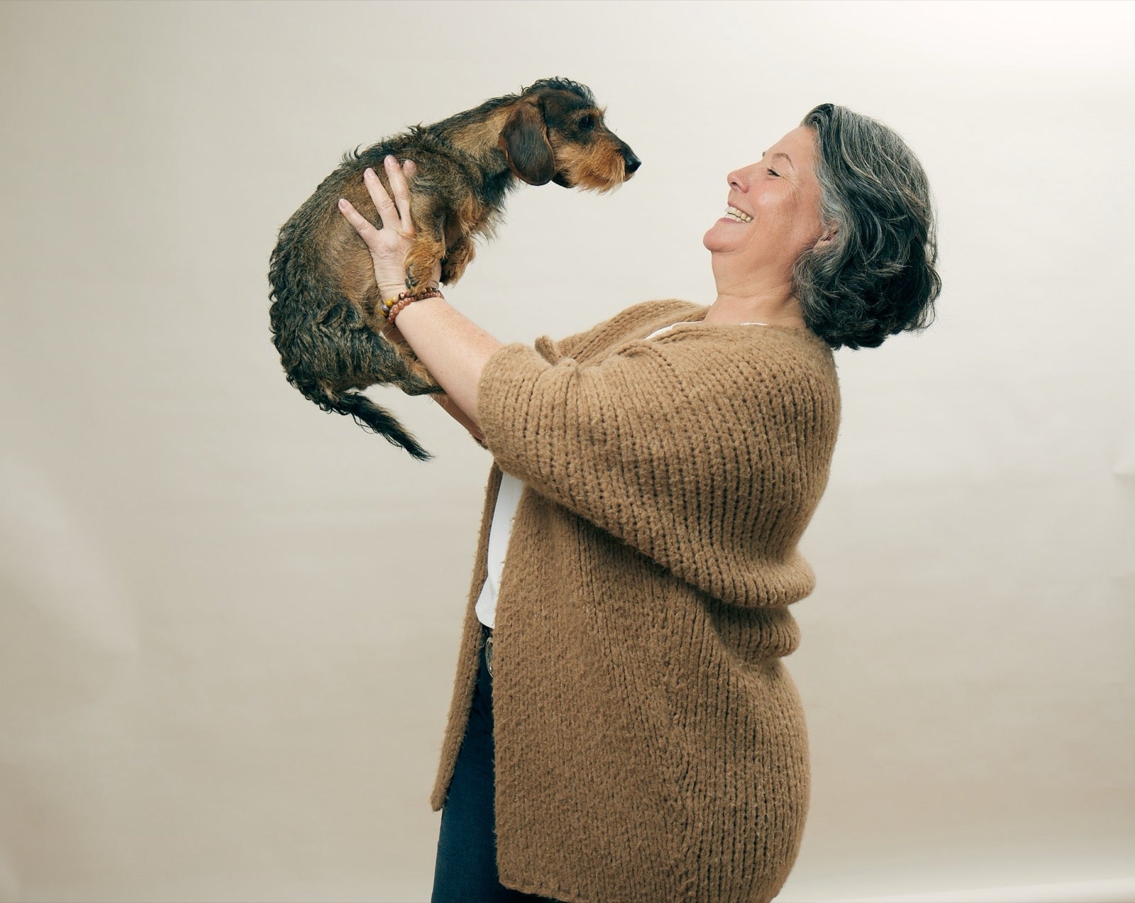 Marlies Eggen mit Zwergdackel D’Artagnan